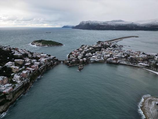 Beyaza bürünen Amasra havadan görüntülendi