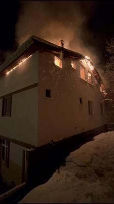 Cide'de 2 katlı evde çıkan yangın söndürüldü