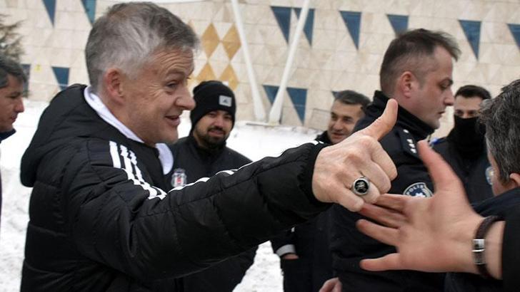 Sivas'a ulaşan Beşiktaş'ta Solskjaer'e Osmanlı tuğralı yüzük hediyesi