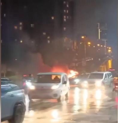 İstanbul- Ataşehir'de alev alev yanan otomobil reklam tabelasına çarparak durdu