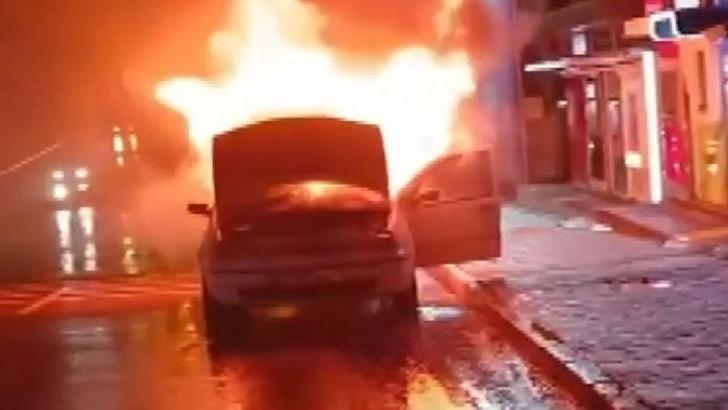 Ataşehir'de alev alev yanan otomobil reklam tabelasına çarparak durdu