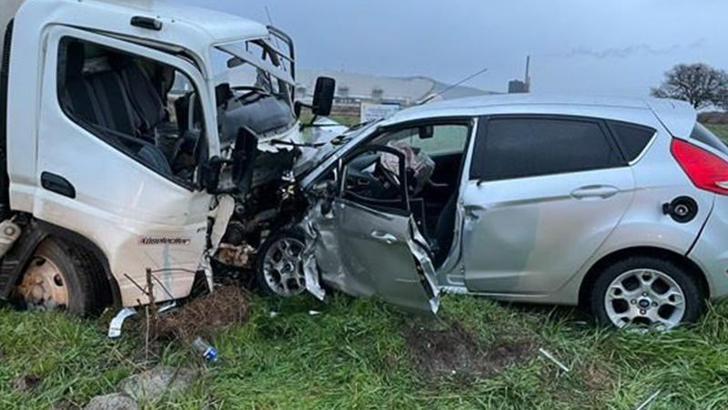 Kamyonetle otomobil kafa kafaya çarpıştı; 1 ölü 1 yaralı