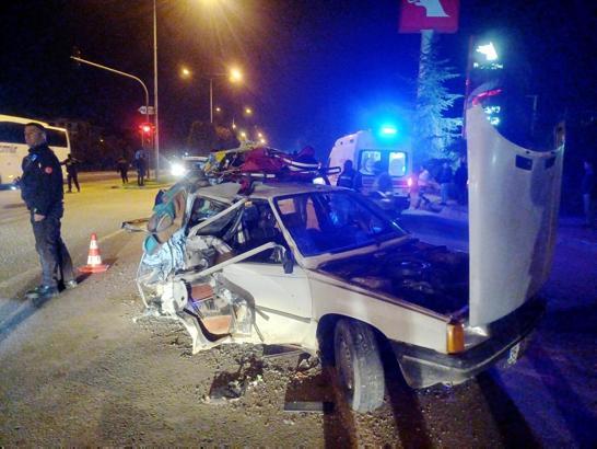 Manisa'da iki otomobil çarpıştı: 2'si ağır 5 yaralı