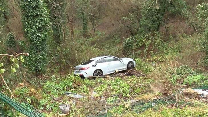 Sarıyer'de otomobil yaklaşık 15 metre derinliğindeki ormanlık alana düştü