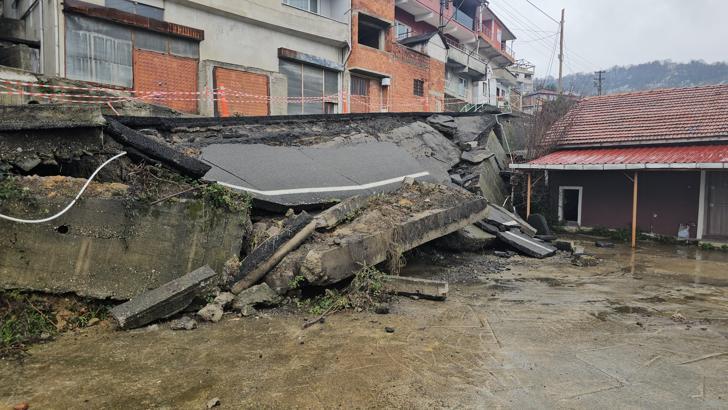 İstinat duvarı yıkılan sokakta yol da çöktü