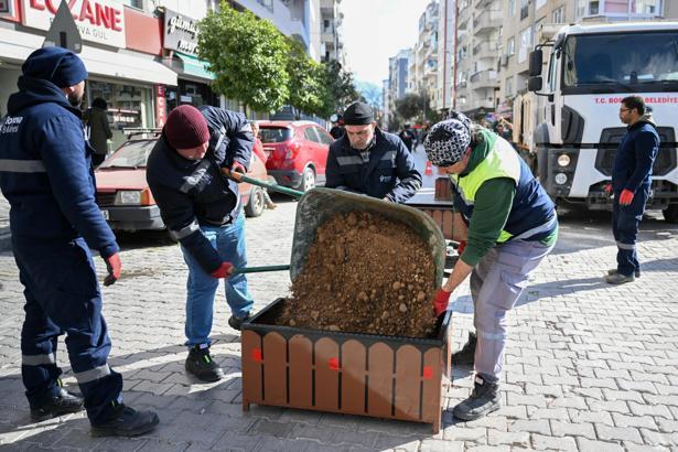 Zafer Caddesi'ne trafik akışını düzenlemek için geçici refüj