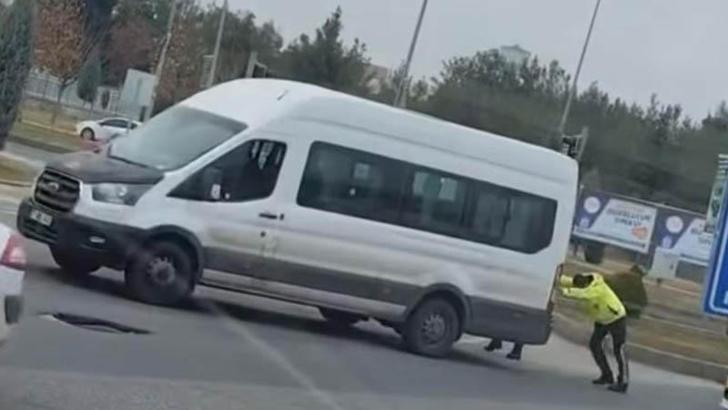 Trafik polisleri arızalanan minibüsü itti