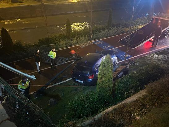İstanbul- Kağıthane'de alkollü sürücünün kullandığı otomobil, köprüden dere kenarında düştü