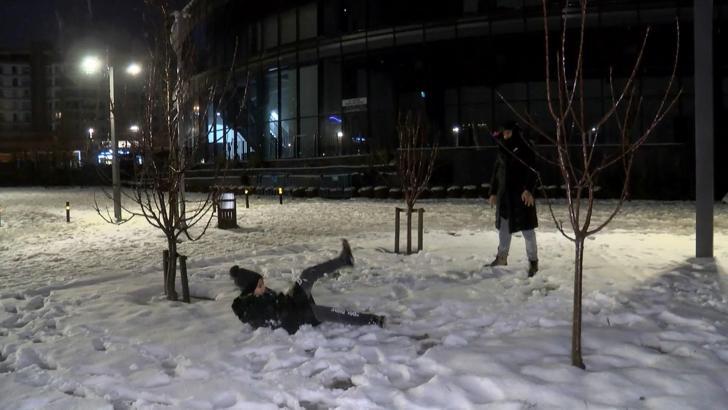 İstanbul'da okullar tatil oldu; çocuklar aileleriyle parkta kar topu oynayıp, kardan adam yaptı