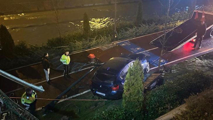Kağıthane'de alkollü sürücünün kullandığı otomobil, köprüden dere kenarında düştü