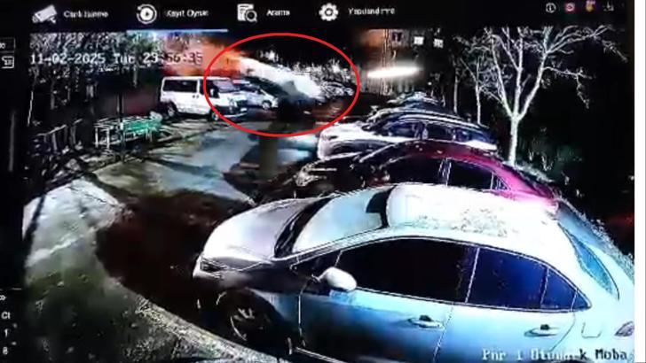 Otomobil, çocuk parkına uçtu; kaza kamerada