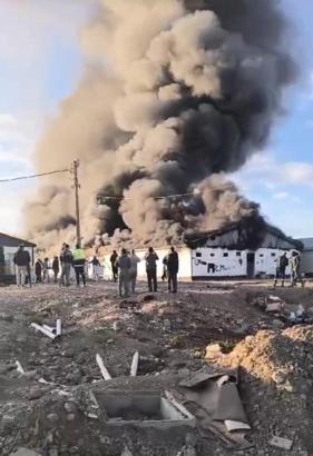 Dörtyol'da şantiye işçilerinin yatakhanesi yandı