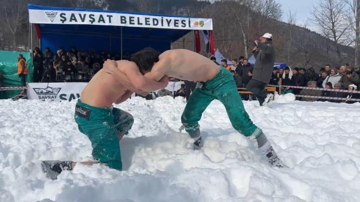 Kar üstü karakucak güreşlerinde ‘güreş ağası’ jesti