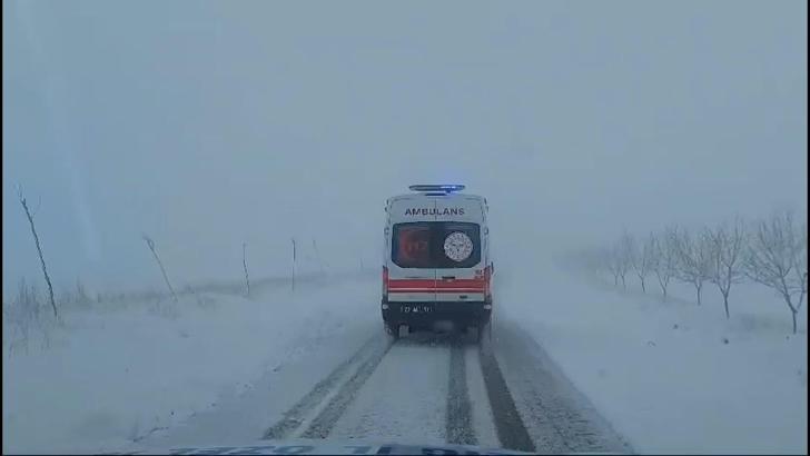 Evinde rahatsızlandı, kar nedeniyle kapanan köy yolu açılarak hastaneye ulaştırıldı