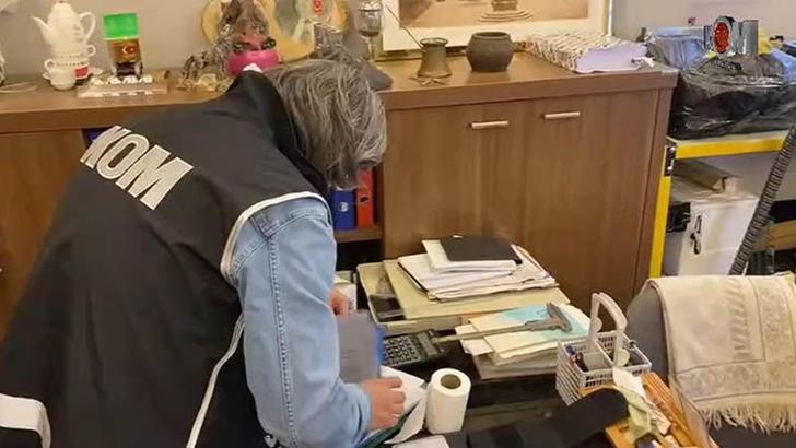 Kendilerini memur olarak tanıtıp 90 milyon TL dolandırdılar