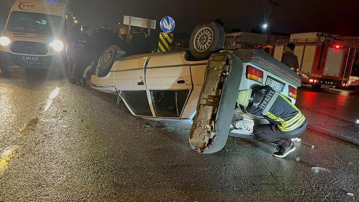 Otomobil, sinyalizasyon direğine çarpıp, ters döndü; 2 yaralı