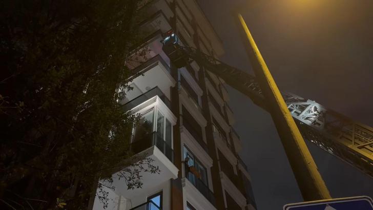 İstanbul - Kadıköy'de komşularının haber alamadığı yaşlı adamı itfaiye kurtardı