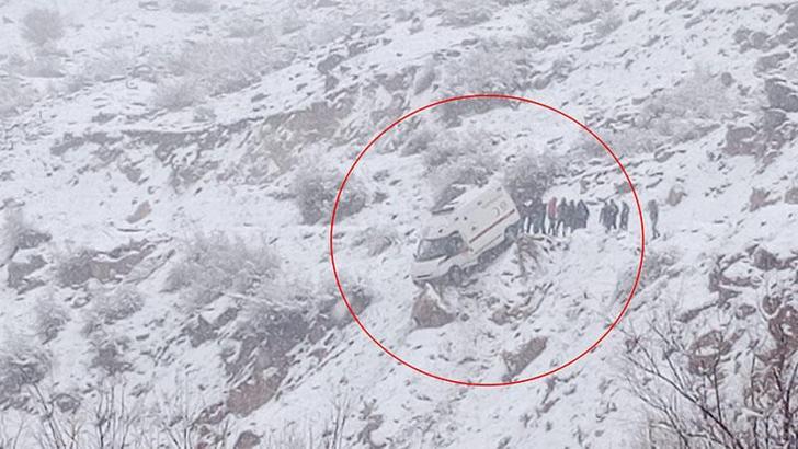 Şarampole savrulan cenaze aracı, kaya parçası sayesinde durdu