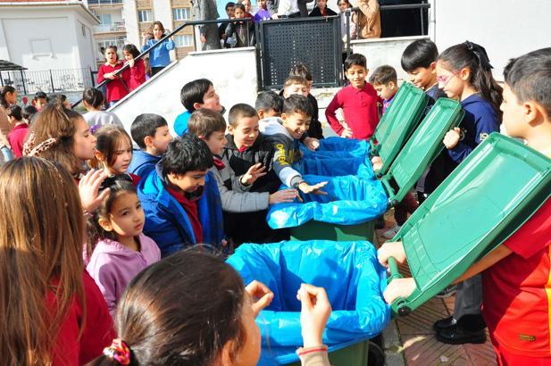 Manisa'da ilkokul öğrencilerinden futbolda şiddete karşı proje