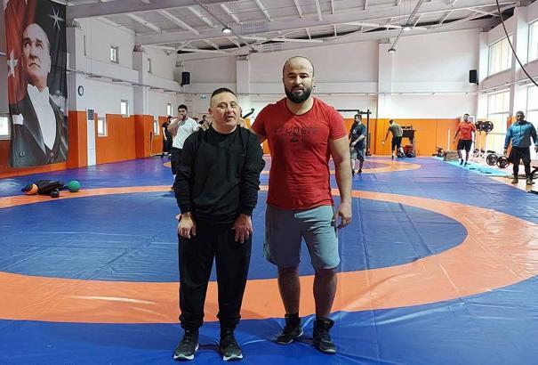 Otizmli Erdem başpehlivan Okulu ile güreşti