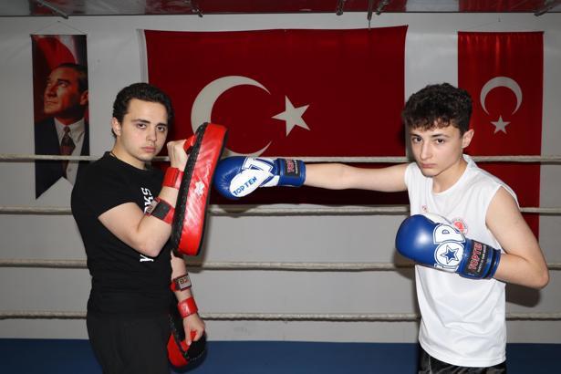 Beyin kanaması geçirince bıraktığı kick boksu öğrettiği kardeşi, ilk turnuvada kürsüye çıktı