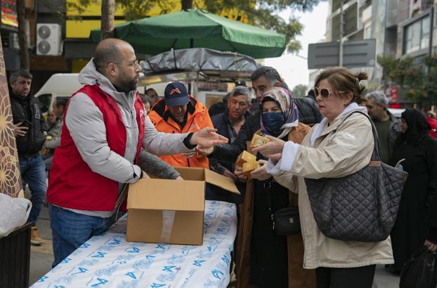 Büyükşehir Berat Kandili’nde 15 bin kandil simidi dağıttı