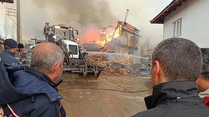 Uşak'ta yangında 6 ev zarar gördü