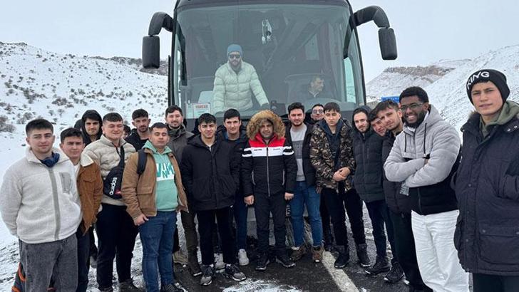 Kara saplanan otobüste mahsur kalan öğrenciler kurtarıldı