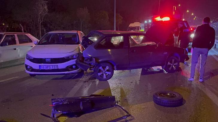 Bursa'da hafif ticari araç, önünde ilerleyen 3 otomobile çarptı