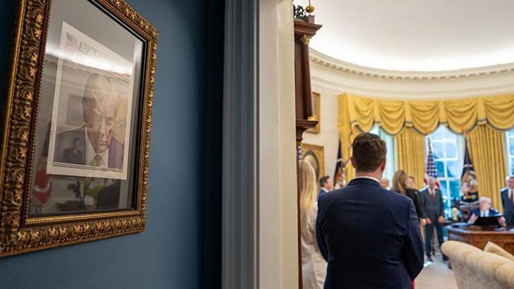Trump'ın sabıka fotoğrafı Oval Ofis'in girişine asıldı