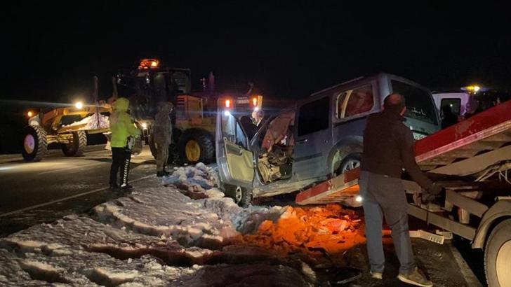 Kayseri'de iş makinesi ile hafif ticari araç çarpıştı: 2 ağır yaralı