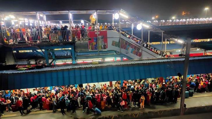 Hindistan'da tren istasyonunda çıkan izdihamda 18 kişi hayatını kaybetti