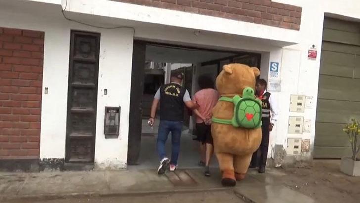 Peru’da polis, uyuşturucu satıcısını kapibara kostümü giyerek yakaladı