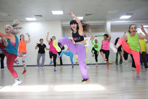 Bayraklı'da kadınlar zumba ile spor yapıp, stres atıyor