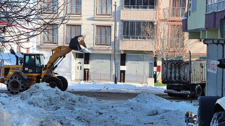 Karlıova ilçe merkezinde biriken kar, kamyonlarla taşınıyor