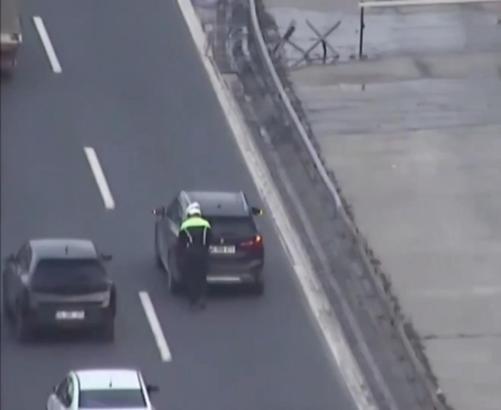 İstanbul - Bakan Yerlikaya'dan, köprüde arızalanan aracı iten polis memuruna tebrik mesajı