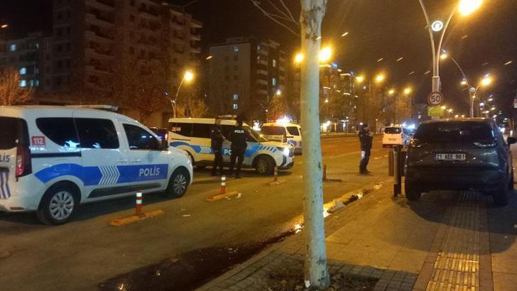 Diyarbakır'da düğün salonu önünde silahlı, bıçaklı kavga: 3 yaralı