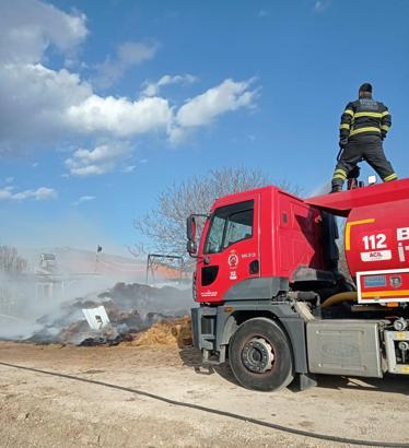 Bucak'ta saman balyası yangını