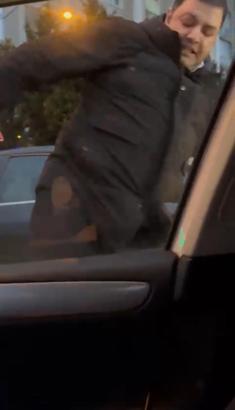 İstanbul - Başakşehir’de trafikte maganda dehşeti kamerada: Kadın sürücünün aracına saldırdı