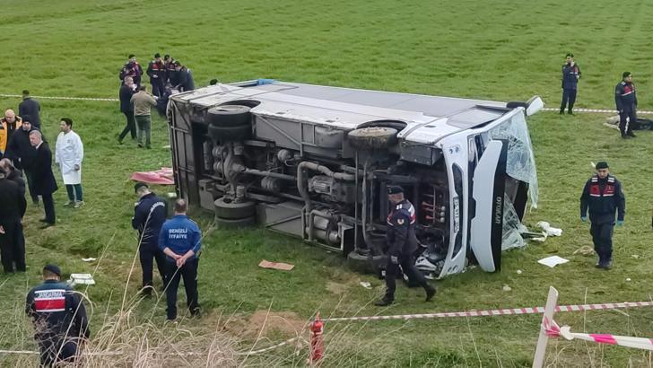 Denizli'de öğrenci servis midibüsü devrildi; yaralılar var (1)