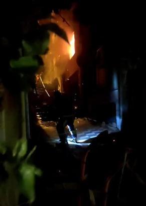 Marmara'da 4 katlı binanın giriş katında çıkan yangın, itfaiye ekiplerince söndürüldü