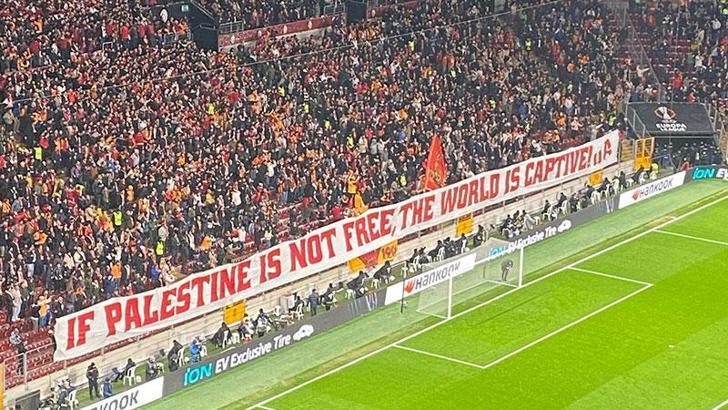 Galatasaray taraftarlarından, Filistin’e destekleri için Celtic taraftarlarına teşekkür pankartı