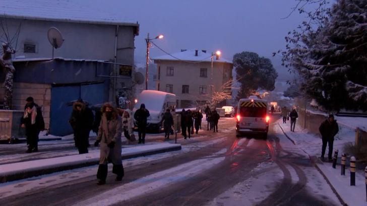 İstanbul- Ataşehir'de kar yağışı etkisini arttırdı; İETT otobüsleri yolda kaldı