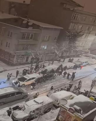İstanbul- Sultangazi'de sokakta kar topu oynayıp halay çeken vatandaşlar arasında kavga çıktı