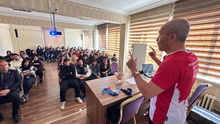 ‘Demir Adam’dan öğrencilere tavsiye: Asla pes etmeyin