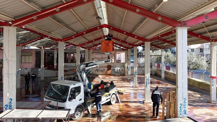 Bayraklı'da pazar yerleri yenileniyor