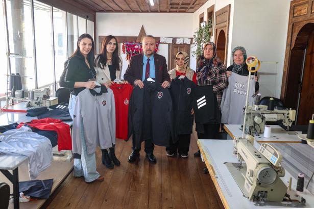 Uşak'ta belediye personelinin üniformaları Dokurevi'nde üretiliyor