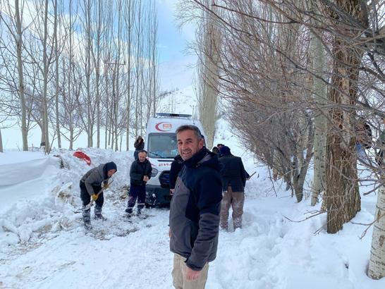 Böbrek hastası, kardan kapanan yol açılarak hastaneye ulaştırıldı