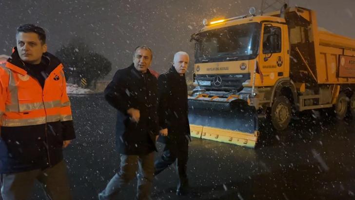İstanbul'da karla mücadele çalışmaları sürüyor; 10 bin araç, 35 bin personel ile 61 bin ton tuz kullanıldı