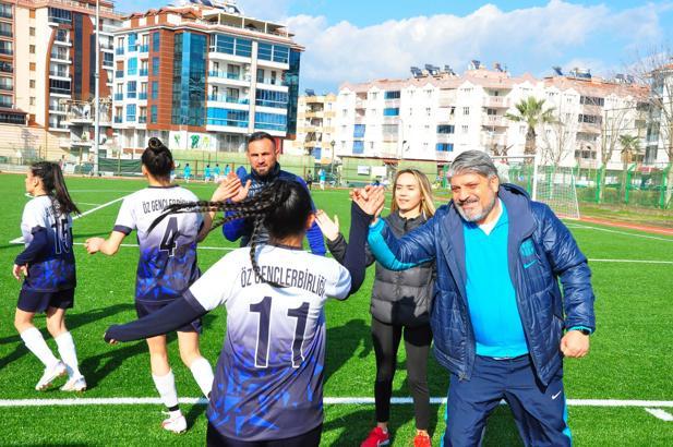 Okulda müdür, sahada başkan